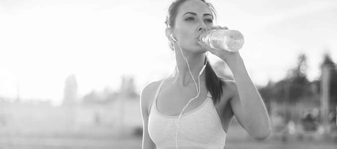 Femme-hydratation-eau-punch-power