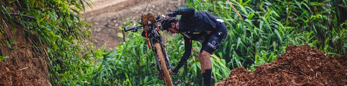 Axel Carion et son v&eacute;lo au Vietnam