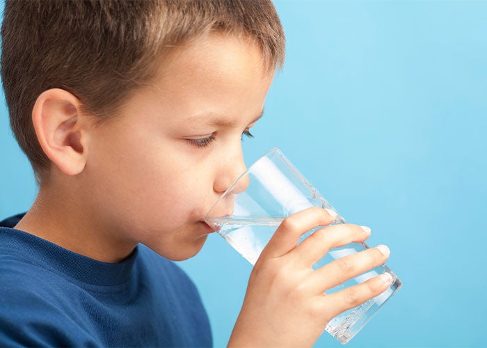 Boire de l'eau pour r&eacute;duire le risque de d&eacute;shydratation de l'enfant